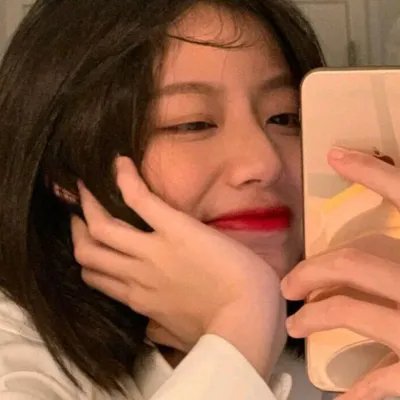 穿黄睡衣的女孩